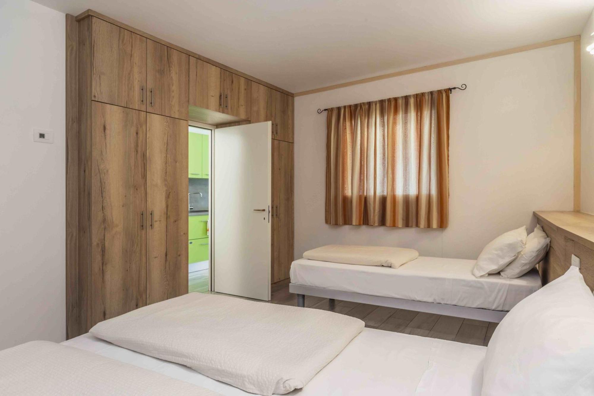 Decarli Aparthotel